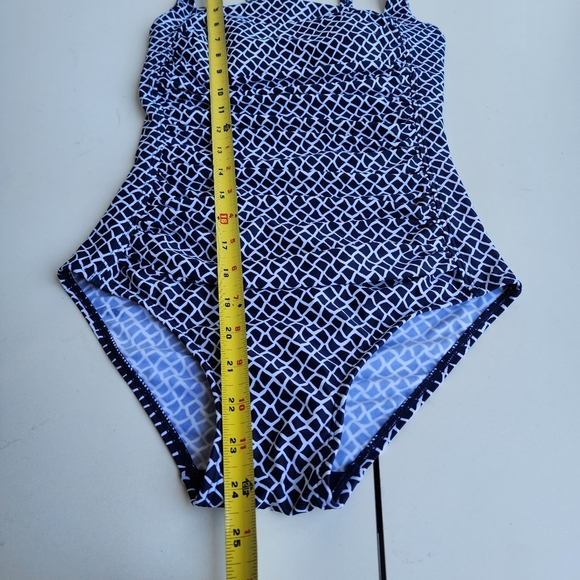 L.L. Bean Women’s Navy Blue White Geo Print Swimsuit Square Neck UPF 50+ Sz 4 - Picture 4 of 12